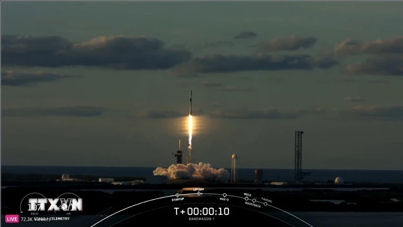 Tên lửa đẩy SpaceX Falcon 9 mang theo vệ tinh do thám quân sự của Hàn Quốc rời bệ phóng tại Trung tâm vũ trụ Kennedy, bang Florida, Mỹ, ngày 7/4 vừa qua. (Ảnh: Yonhap/TTXVN)
