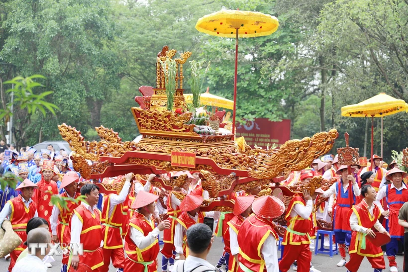 Le cortège de palanquins provenant des communes, des quartiers et des villes de banlieue jusqu'au site historique national spécial du temple Hung. (Photo : Ta Toan/VNA)