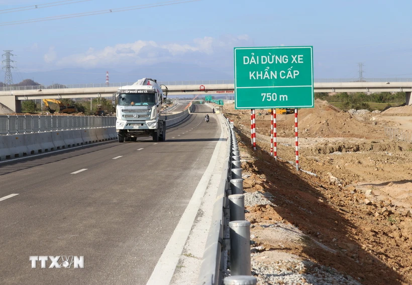Biển báo giao thông đã lắp đặt hoàn thiện trên tuyến cao tốc Cam Lâm-Vĩnh Hảo. (Ảnh: Nguyễn Thành/TTXVN)