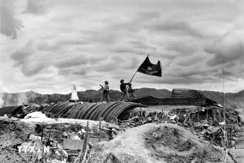 Chiều 7/5/1954, lá cờ "Quyết chiến-Quyết thắng" của Quân đội Nhân dân Việt Nam tung bay trên nóc hầm tướng De Castries. Chiến dịch lịch sử Điện Biên Phủ đã toàn thắng. (Ảnh: Tư liệu TTXVN)
