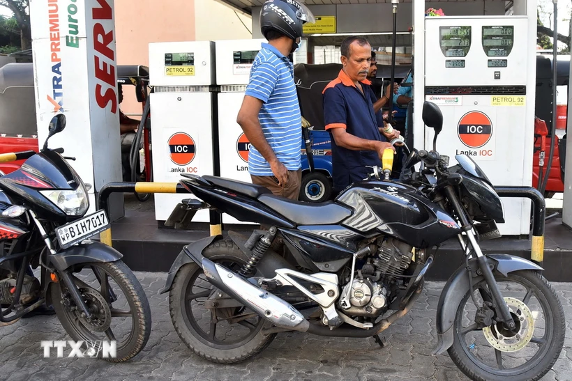 Bơm xăng cho phương tiện tại Colombo, Sri Lanka. (Ảnh: THX/TTXVN)
