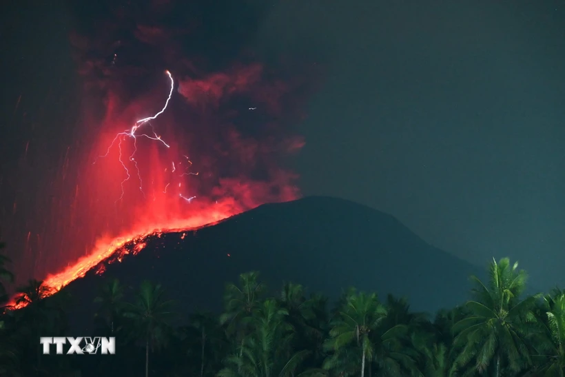 Dung nham phun trào từ miệng núi lửa Ibu ở tỉnh Bắc Maluku, Indonesia, ngày 11/5 vừa qua. (Ảnh: AFP/TTXVN)