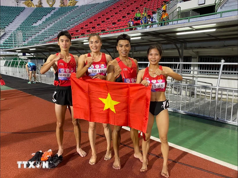 Đội tiếp sức 4x400m hỗn hợp giành tấm Huy chương Đồng châu Á và thiết lập kỷ lục quốc gia mới. (Nguồn: Liên đoàn Điền kinh Việt Nam)