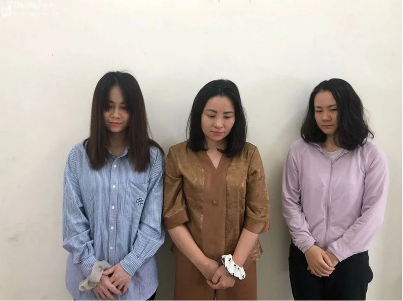 Ba đối tượng Trần Thị Huề, Nguyễn Thị Hải và Trần Thị Tâm tại cơ quan Công an. (Nguồn: báo Nghệ An)