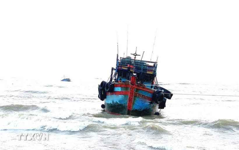 Tàu của ông Đào Xuân Dũng, trú tại xã Bảo Ninh, thành phố Đồng Hới, Quảng Bình, bị mắc cạn. (Ảnh: TTXVN phát)