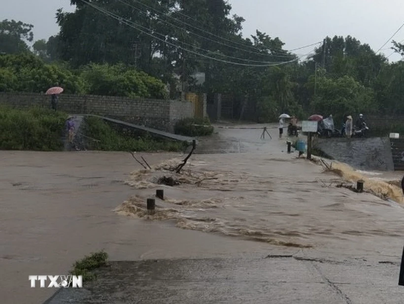 Nước lũ dâng cao tại ngầm tràn Vĩnh Tiến, xã Vĩnh Tiến, huyện Kim Bôi, tỉnh Hòa Bình, gây nguy hiểm cho người dân tham gia giao thông. (Ảnh: TTXVN phát)