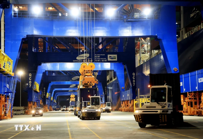 Vận chuyển container hàng xuất nhập khẩu tại Cảng quốc tế Gemalink, thị xã Phú Mỹ, tỉnh Bà Rịa-Vũng Tàu. (Ảnh: Hồng Đạt/TTXVN)