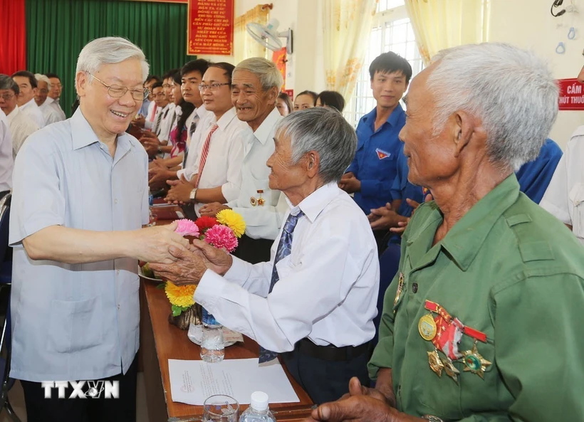 អគ្គលេខា Nguyen Phu Trong ក្នុងដំណើរទស្សនកិច្ចនៅឃុំភ្នំ Son Ha ស្រុក Son Hoa ខេត្ត Phu Yen (ថ្ងៃទី៣ ឧសភា ២០១៦)។ (រូបថត៖ Tri Dung/VNA)