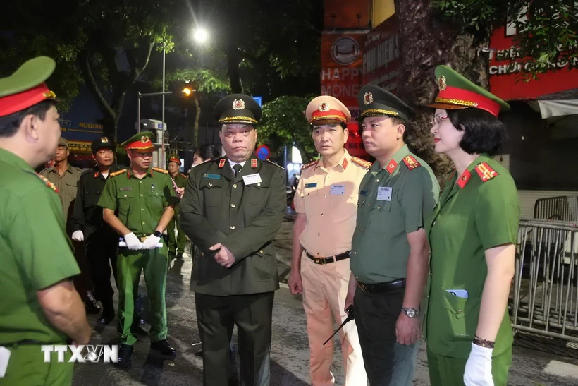 Trung tướng Nguyễn Hải Trung kiểm tra, chỉ đạo các lực lượng tham gia đảm bảo an ninh trật tự phục vụ Lễ Quốc tang. (Ảnh: Mạnh Khánh/TTXVN)