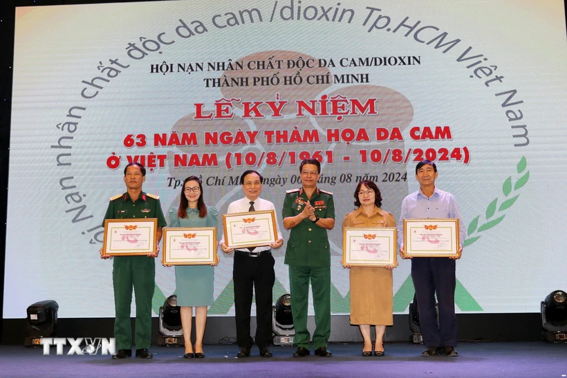 Thiếu tướng Nguyễn Hồng Sơn, Phó Chủ tịch Hội Nạn nhân chất độc da cam/dioxin Việt Nam tri ân các tập thể, cá có nhiều đóng góp tích cực. (Ảnh: Thanh Vũ/TTXVN)