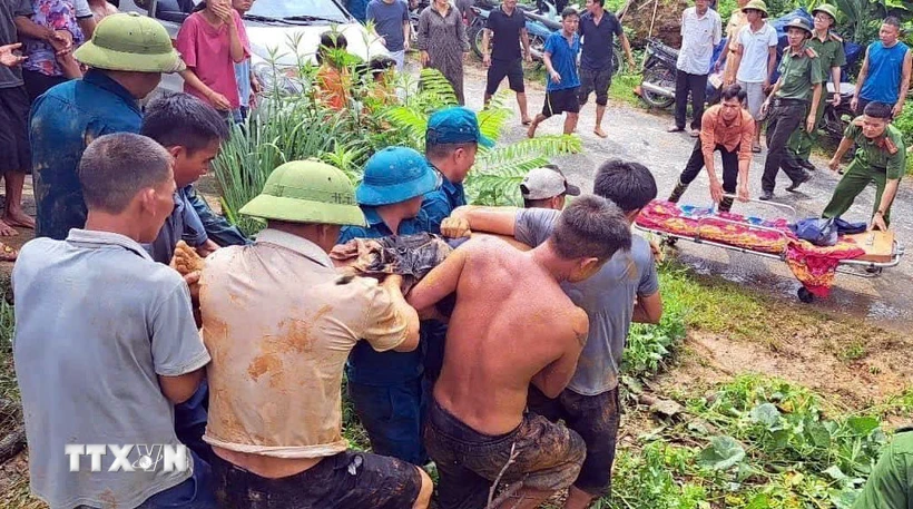 Ông Lương Văn Ba được lực lượng cứu hộ phát hiện và đưa đến Trạm y tế cấp cứu kịp thời sau vụ sạt lở taluy dương. (Ảnh: TTXVN phát)