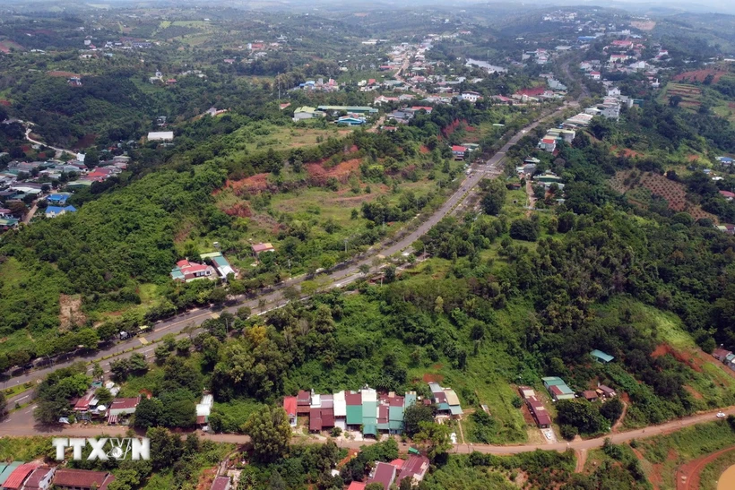 Khu vực đoạn đường sụt lún, sạt trượt nhìn từ trên cao. (Ảnh: Hưng Thịnh/TTXVN)