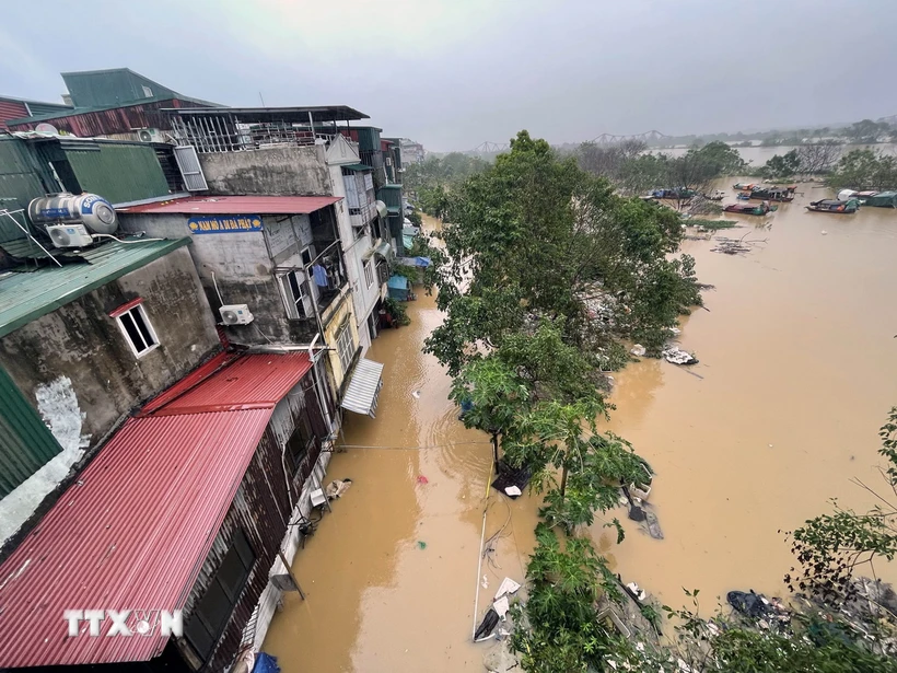 Lũ lên cao gây ngập lụt, cảnh báo cấp độ rủi ro thiên tai do lũ tại Hà Nội ở cấp 2 (ảnh chụp lúc 7h55). (Ảnh: Minh Quyết/TTXVN)