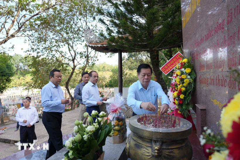 Trưởng ban Tuyên giáo Trung ương Nguyễn Trọng Nghĩa dâng hương tại Nhà bia tưởng niệm các Anh hùng Liệt sỹ ngành Giáo dục tại Nghĩa trang Liệt sỹ Đồi 82 Tân Biên. (Ảnh: Minh Phú/TTXVN)