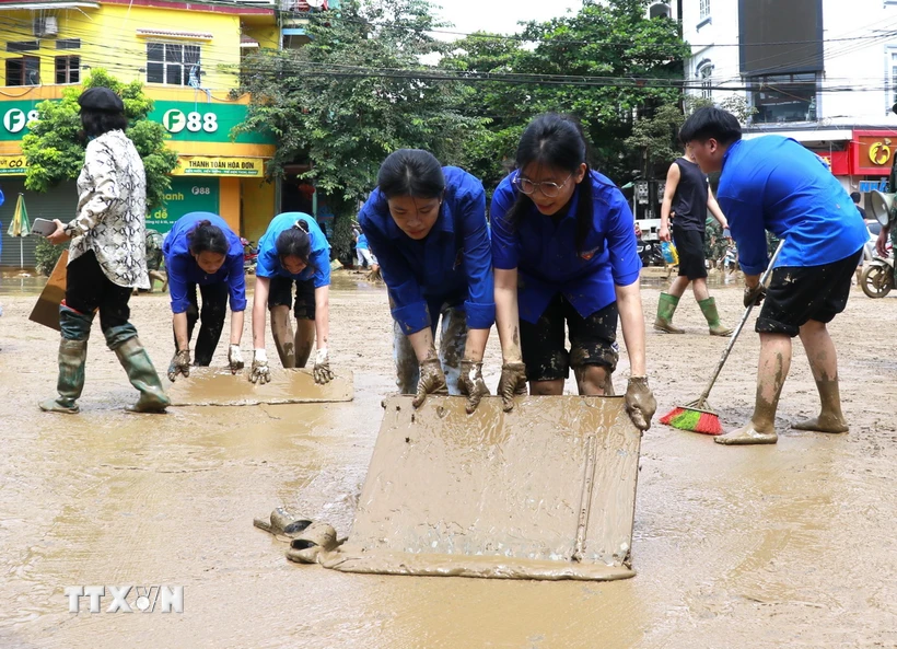 Hàng trăm người gồm bộ đội, công an, dân quân tự vệ, đoàn thanh niên... được huy động hỗ trợ dọn bùn, giúp người dân thành phố Yên Bái sớm ổn định cuộc sống sau đợt lũ. (Ảnh: Tuấn Anh/TTXVN)