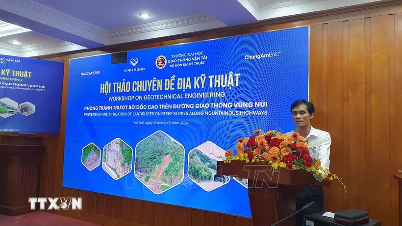 Phó Giáo sư-Tiến sỹ Lê Hoài Đức, Phó Hiệu trưởng Trường Đại học Giao thông Vận tải phát biểu tại hội thảo. Ảnh: Nguyễn Mạnh/TTXVN)