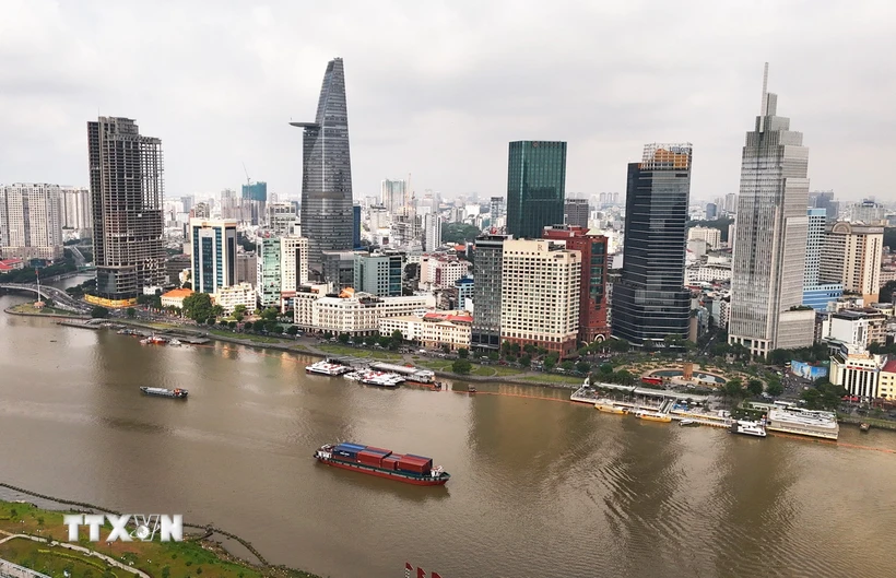 Khu vực trung tâm Thành phố Hồ Chí Minh bên sông Sài Gòn nhìn từ khu đô thị Thủ Thiêm. (Ảnh: Hồng Đạt/TTXVN)