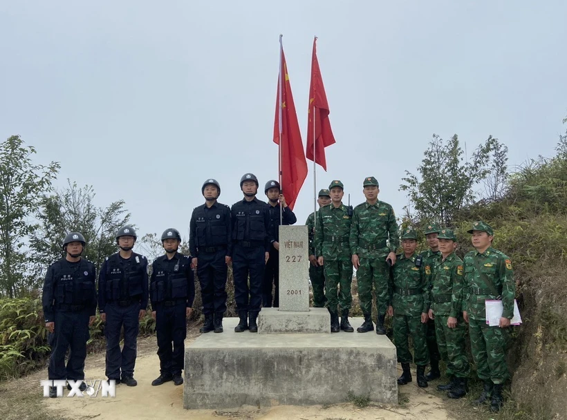 Đội hình tuần tra Đồn Biên phòng Thàng Tín, Bộ đội Biên phòng tỉnh Hà Giang (Việt Nam) cùng Phân trạm kiểm soát biên phòng Mãnh Động và Đồn công an Mãnh Động (Trung Quốc) tại biên giới. (Ảnh: TTXVN phát)