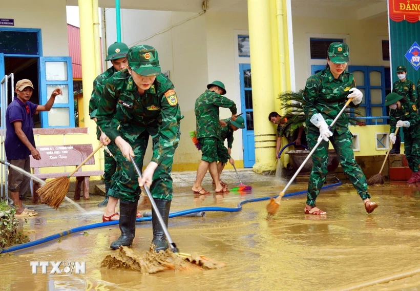 Lực lượng Bộ đội Biên phòng tỉnh Quảng Bình hỗ trợ các giáo viên tổng dọn vệ sinh trường mầm non xã Phong Thủy, huyện Lệ Thủy. (Ảnh: TTXVN phát)