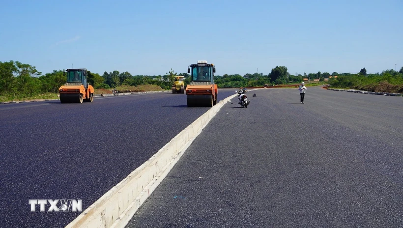 Đơn vị thi công tiến hành thảm nhựa kilomet đầu tiên của dự án thành phần 3 cao tốc Biên Hòa-Vũng Tàu. (Ảnh: Hoàng Nhị/TTXVN)