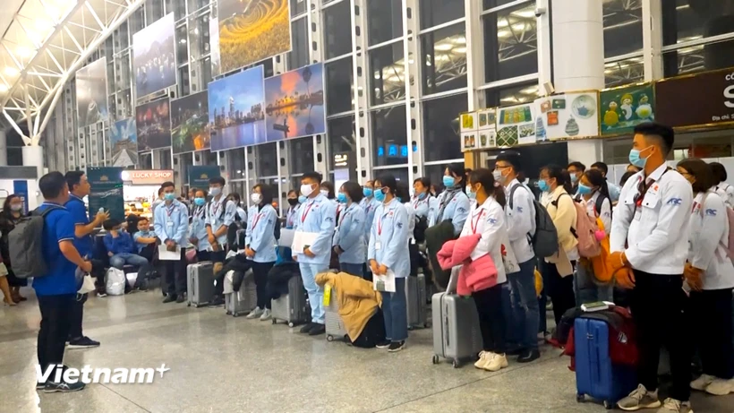 Trabajadores vietnamitas completan procedimientos para trabajar en el extranjero. (Foto: PV/Vietnam+)