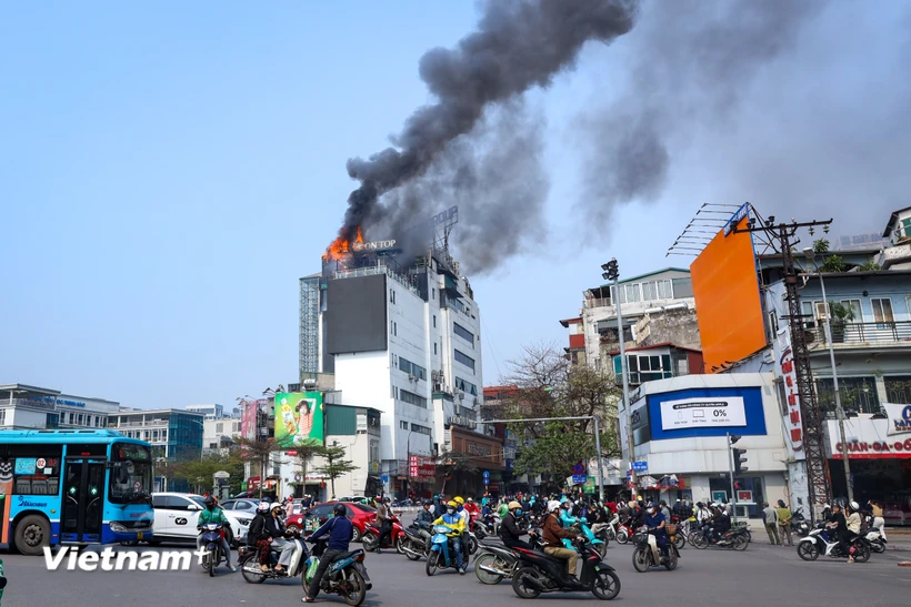 Vụ cháy xảy ra trên nóc tòa nhà 7 tầng nằm ở khu vực Ô Chợ Dừa (Đống Đa, Hà Nội) vào tháng 3 vừa qua. (Ảnh: Hoài Nam/Vietnam+)