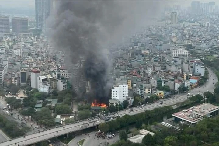 Vụ cháy xảy ra tại khu vực cầu vượt Mễ Trì (Nam Từ Liêm, Hà Nội). (Ảnh: PV/Vietnam+)