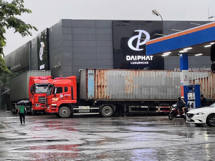 Người dân Thủ đô dùng container chặn cửa để phòng gió lớn. (Ảnh: PV/Vietnam+)