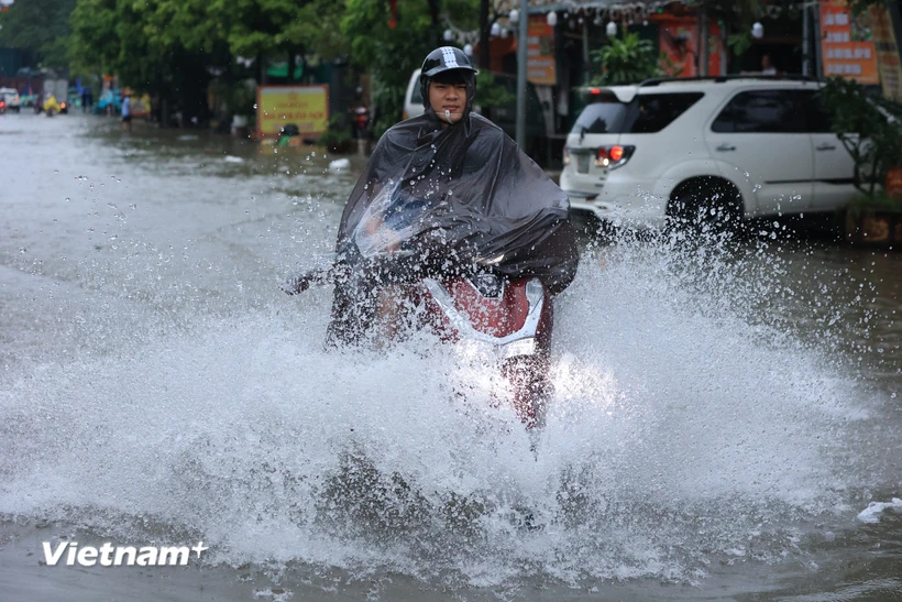 Hà Nội sáng 10/9 có ngập một số khu vực do mưa lớn sau đêm 9/9. (Ảnh: Hoài Nam/Vietnam+)