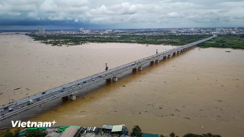 Mực nước trên sông Hồng tại Hà Nội đang đang ở mức …., trên báo động 2. (Ảnh: Hoài Nam/Vietnam+)