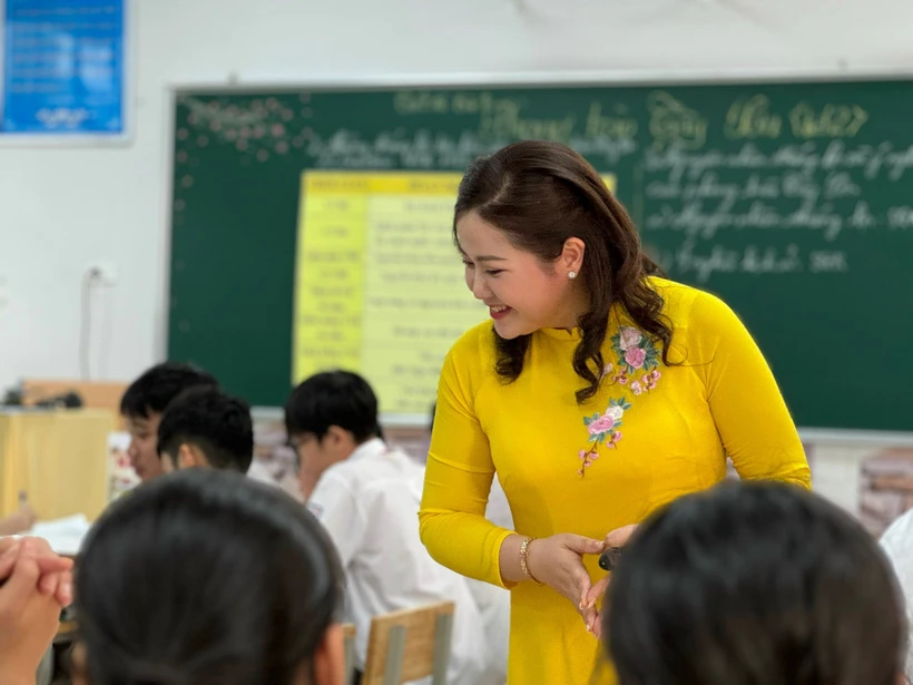 Cô Tường Vân quan sát để kịp thời hỗ trợ các nhóm học sinh trong giờ dạy. (Ảnh: PV/Vietnam+)