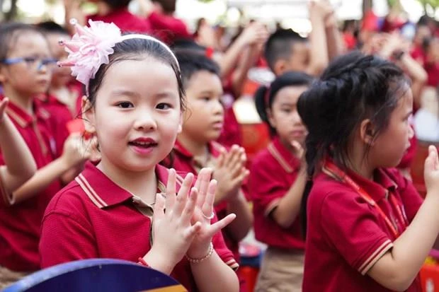 Niềm vui của học sinh trong ngày khai trường. (Ảnh: TTXVN)