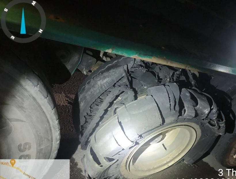 Một chiếc xe bị vỡ lốp trên cao tốc Cam Lộ-La Sơn (Nguồn: VOV Giao thông)
