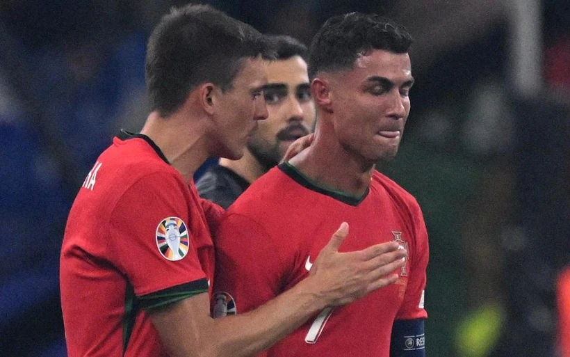 Ronaldo rơi nước mắt sau khi sút hỏng penalty ở phút 105.