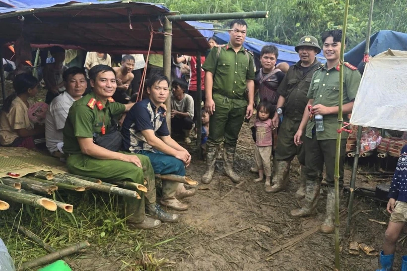 Lực lượng công an và người dân thôn Kho Vàng.