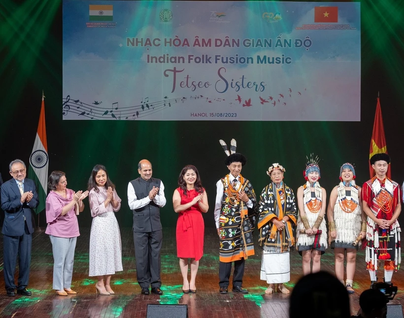 Ambassador Sandeep Arya (fourth from left) attended the performance of Indian music group Tetseo Sisters in Hanoi.  (Photo: PV/Vietnam+)