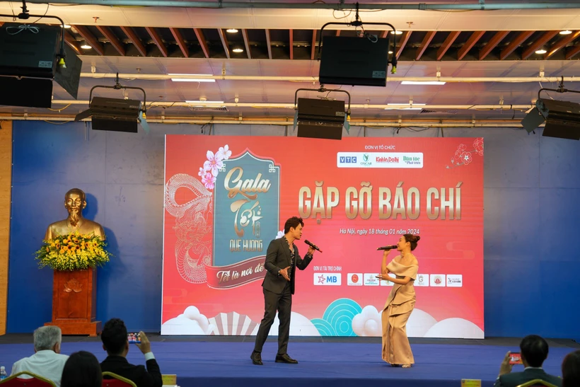 Chương trình gala có sự tham gia biểu diễn của ca sỹ Minh Quân và Thu Thủy. (Ảnh: PV/Vietnam+)