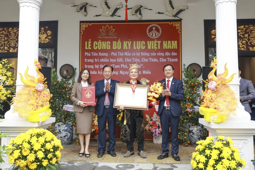 Ngày 21/1/2024, Tổ chức Kỷ lục Việt Nam trao chứng nhận xác lập kỷ lục cho đồng thầy Nguyễn Đức Hiển, thủ nhang Phủ Tiên Hương. (Ảnh: PV/Vietnam+)
