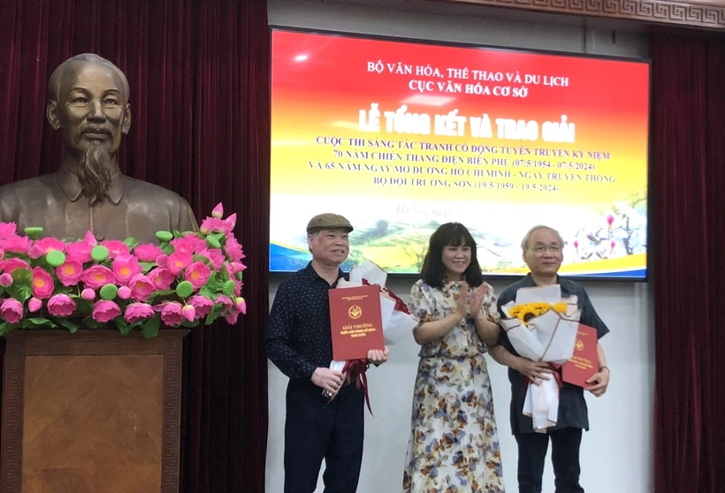 Cục trưởng Cục Văn hóa Cơ sở (giữa) trao giải Nhất cho các tác giả. (Ảnh: PV/Vietnam+)