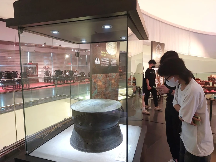 Khách tham quan phòng trưng bày Văn hóa Đông Sơn tại Bảo tàng Hà Nội. (Ảnh: Minh Thu/Vietnam+)