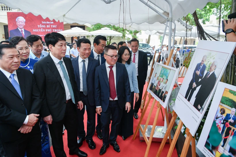 Các đại biểu tham quan triển lãm ảnh về Tổng Bí thư Nguyễn Phú Trọng. (Ảnh: CTV/Vietnam+)