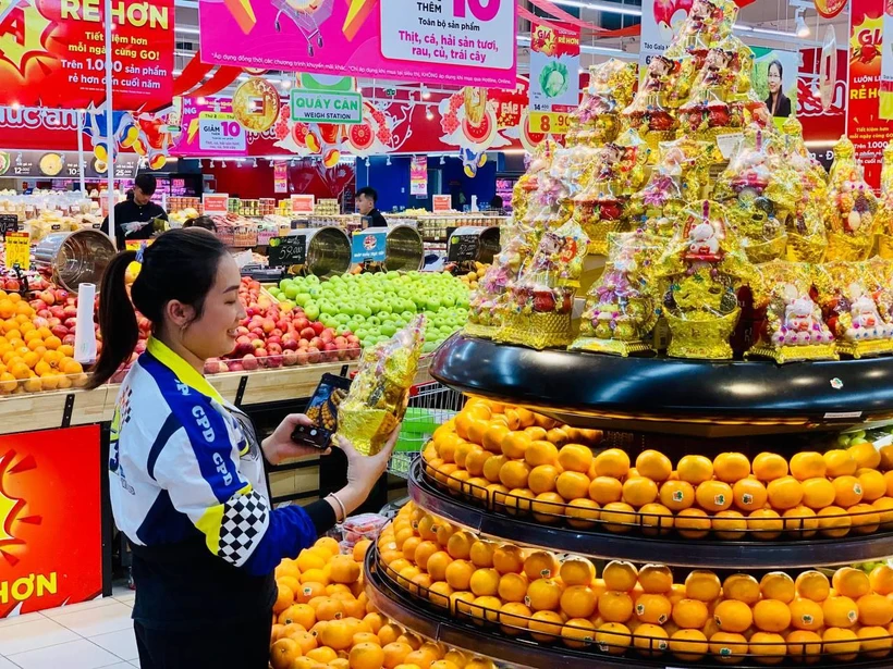 Người dân mua sắm hàng Tết tại siêu thị. (Ảnh: PV/Vietnam+)