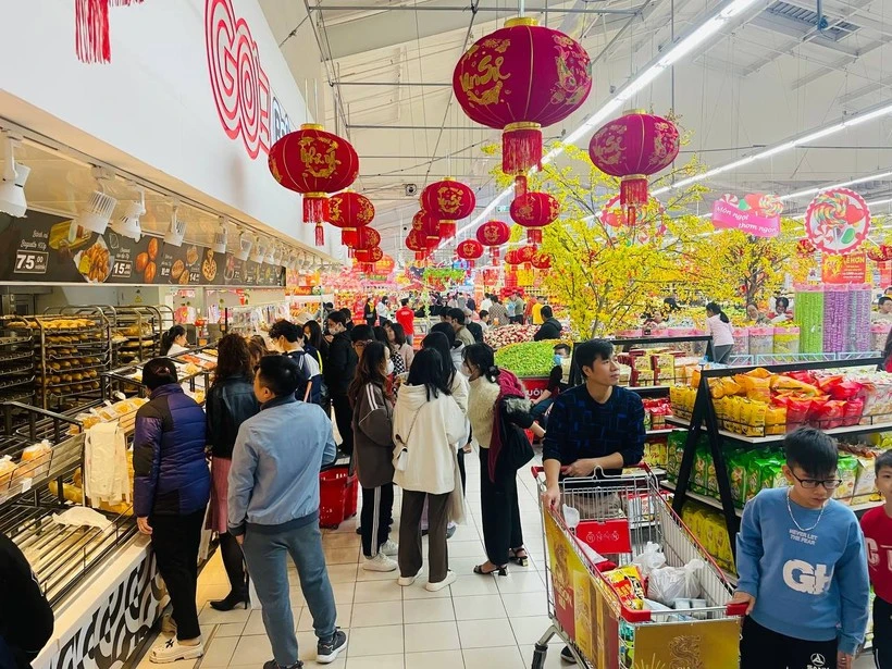 Người dân mua sắm hàng Tết tại hệ thống siêu thị GO! Big C. (Ảnh: Đức Duy/Vietnam+)