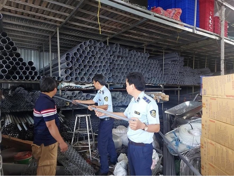 Lực lượng Quản lý Thị trường tỉnh Bến Tre kiểm tra sản phẩm ống nhựa cứng trên địa bàn. (Ảnh: PV/Vietnam+)