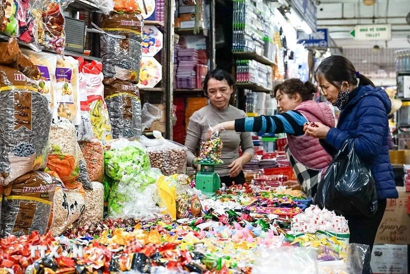 Người dân mua hàng tại chợ truyền thống. (Ảnh: TTXVN)