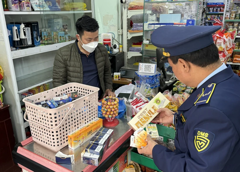 Lực lượng Quản lý Thị trường Hà Nội kiểm tra thuốc lá nhập khẩu. (Ảnh: PV/Vietnam+)