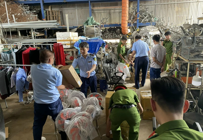 Lực lượng chức năng tỉnh Bắc Ninh phối hợp kiểm tra cơ sở kinh doanh quạt điện tại huyện Yên Phong có dấu hiệu vi phạm. (Ảnh: PV/Vietnam+)