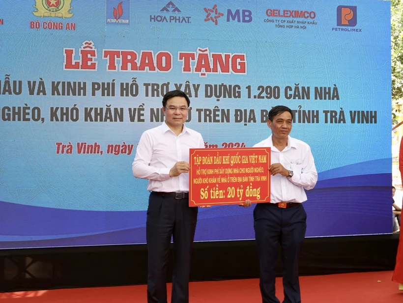 Ông Lê Mạnh Hùng, Chủ tịch Hội đồng thành viên Petrovietnam đại diện cho người lao động Dầu khí trao tặng 20 tỷ đồng xây dựng 400 căn nhà cho người nghèo trên địa bàn tỉnh Trà Vinh. (Ảnh: PV/Vietnam+)