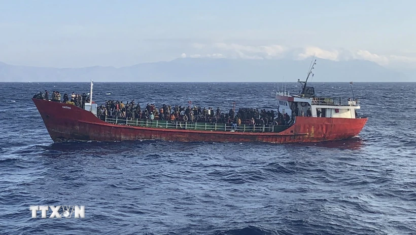 Tàu giải cứu người di cư ở ngoài khơi đảo Crete, Hy Lạp. (Ảnh: AFP/TTXVN)