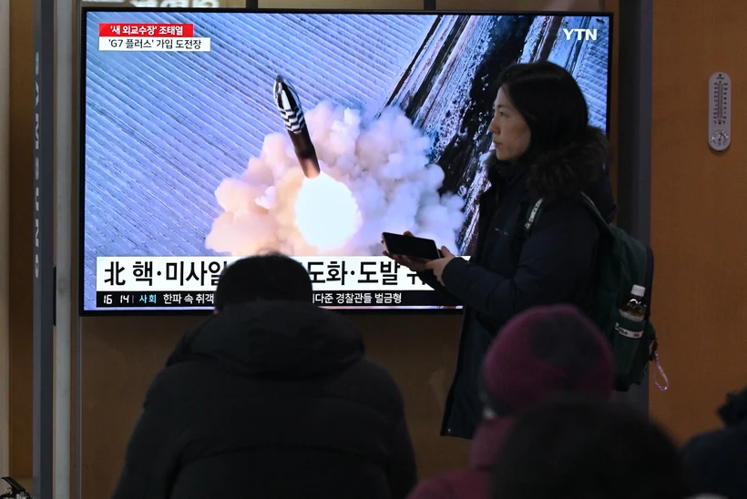 Người dân tại Seoul, Hàn Quốc theo dõi bản tin truyền hình về vụ phóng tên lửa của Triều Tiên ngày 14/1/2024. (Ảnh: AFP/TTXVN)
